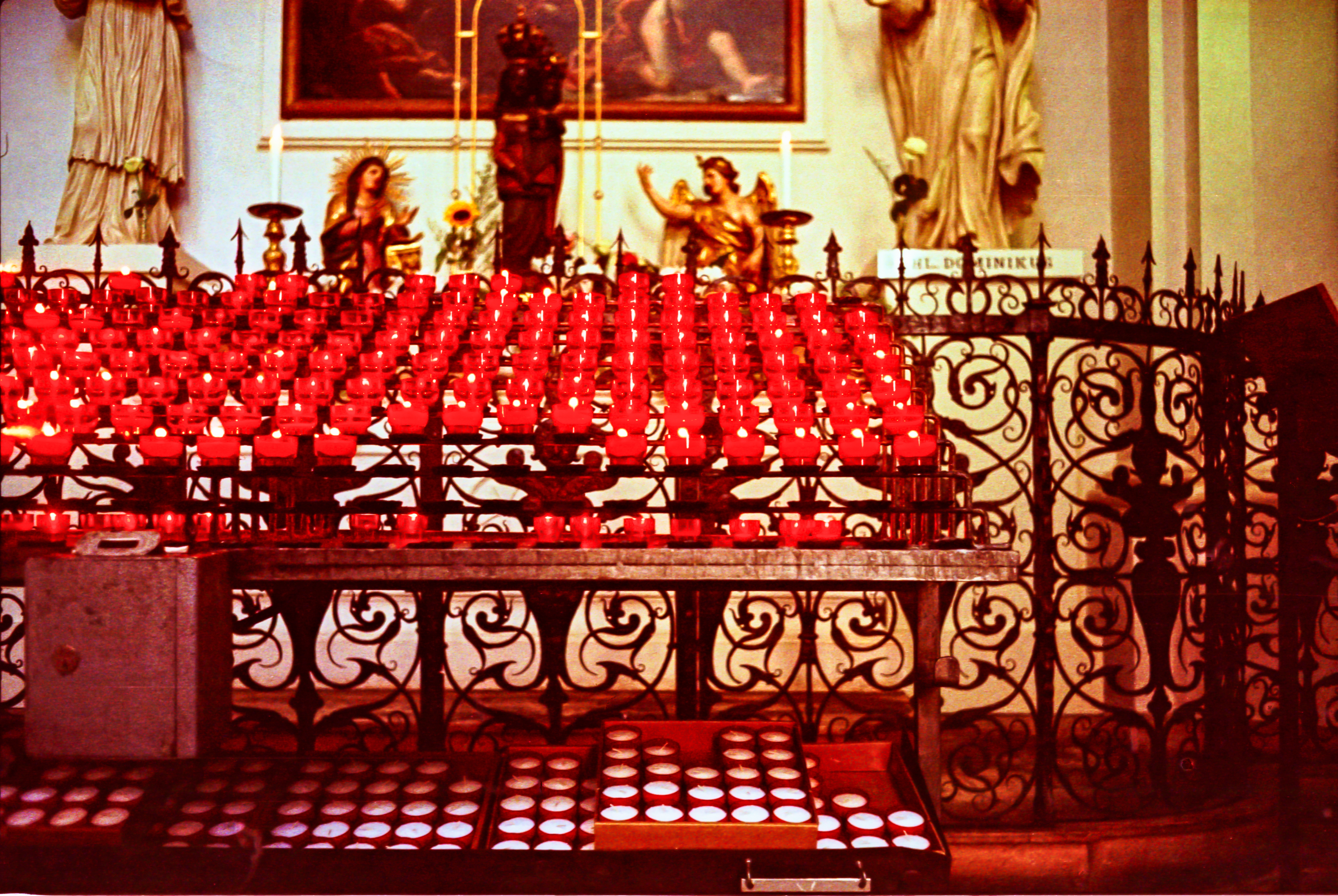Fürbittlichter in Münchener Kirche